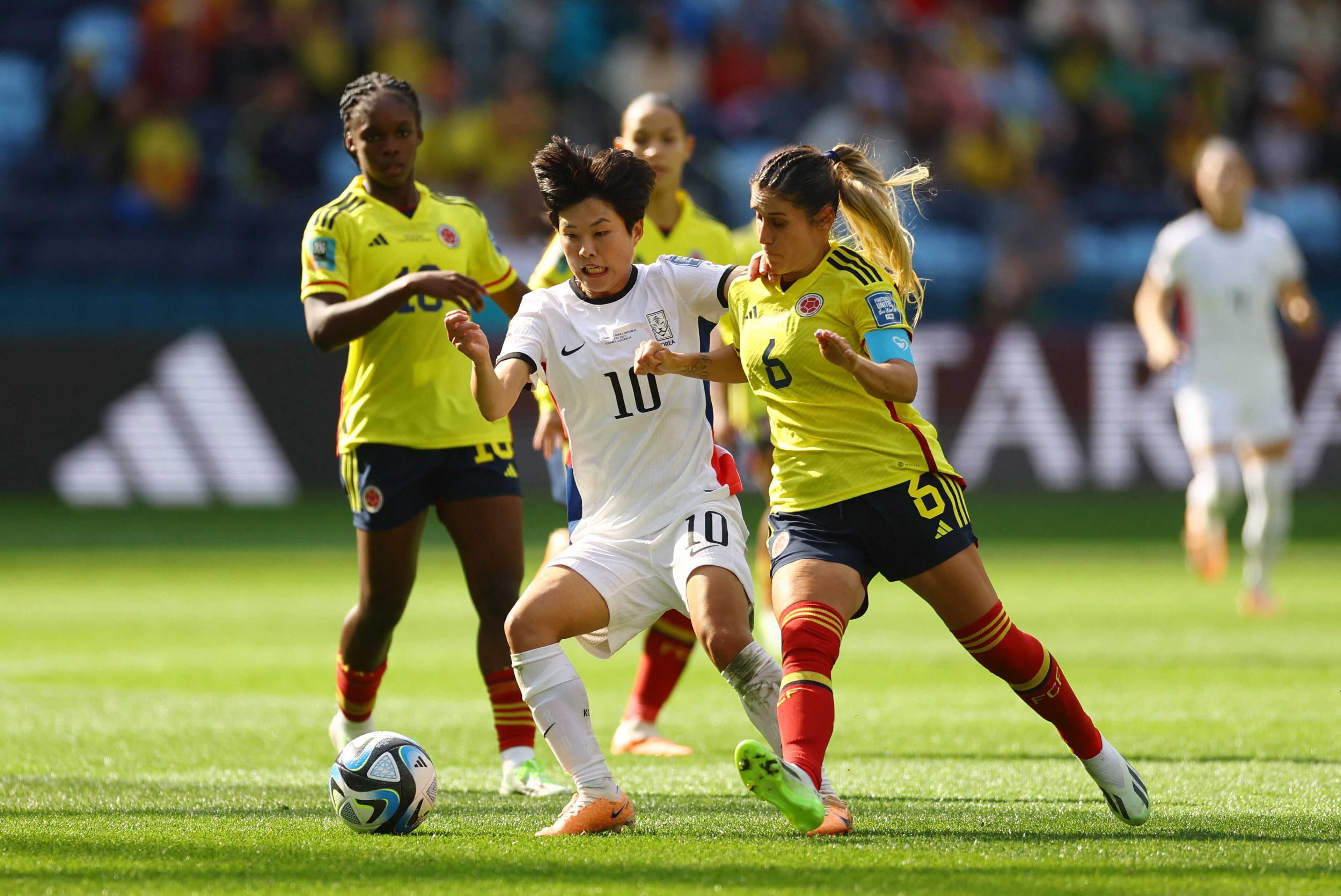 Daniela Montoya peleando un balón ante Ji So-yun en el partido de Colombia y Corea del Sur por el Mundial Femenino 2023. Foto: REUTERS/Carl Recine