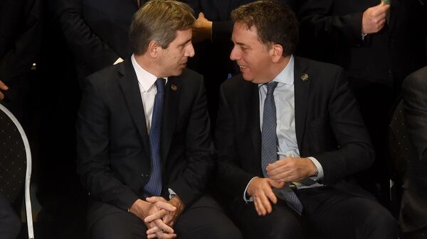 Caputo y Dujovne, ayer en la tradicional foto de familia. Ambos darán al conferencia de prensa de cierre de la reunión (Nicolás Stulberg)