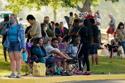 Decenas de personas esperan frente a la oficina de empleo dos horas antes de poder solicitar asistencia para sus beneficios de desempleo en Frankfurt, Kentucky, EE. UU. El 18 de junio de 2020 (REUTERS / Brian Wolston)