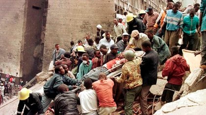 Tareas de rescate tras el ataque a la embajada estadounidense en Kenia en 1998 (EFE)