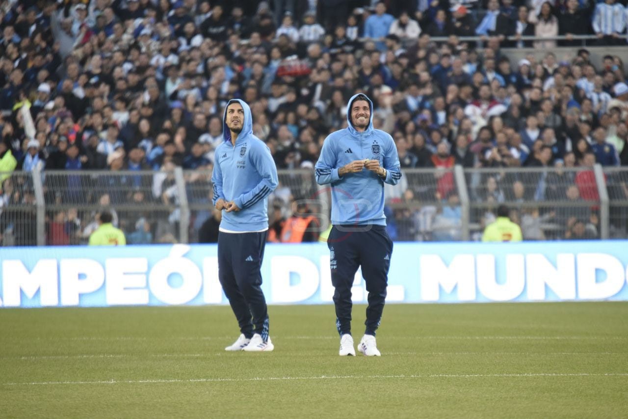 Rodrigo De Paul y Leandro Paredes, los primeros futbolistas de la Selección en salir al campo de juego (@Sportscenter)