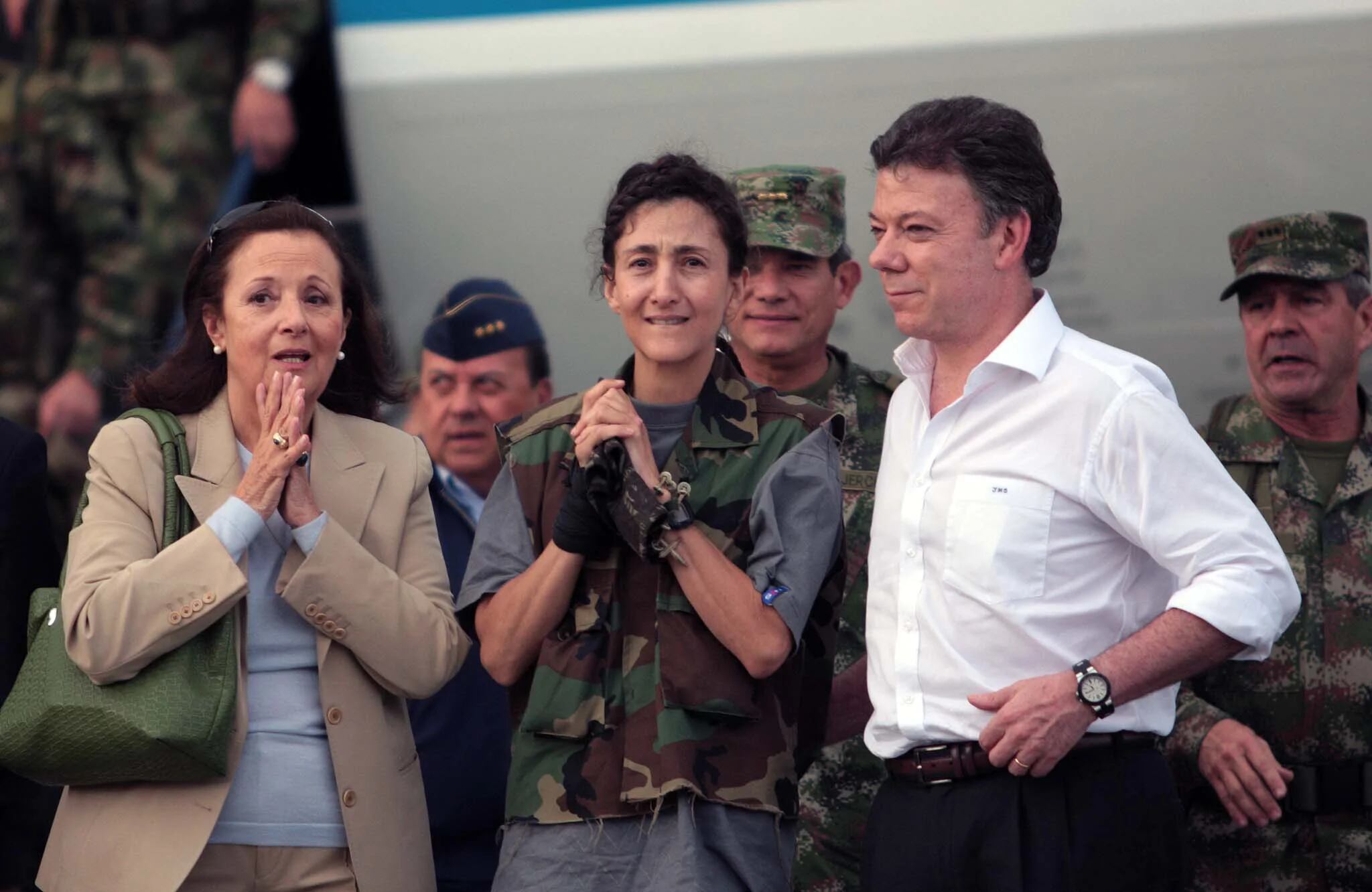 La excandidata presidencial Ingrid Betancourt, al lado del entonces ministro de Defensa, Juan Manuel Santos. Foto José Ruiz/Colprensa