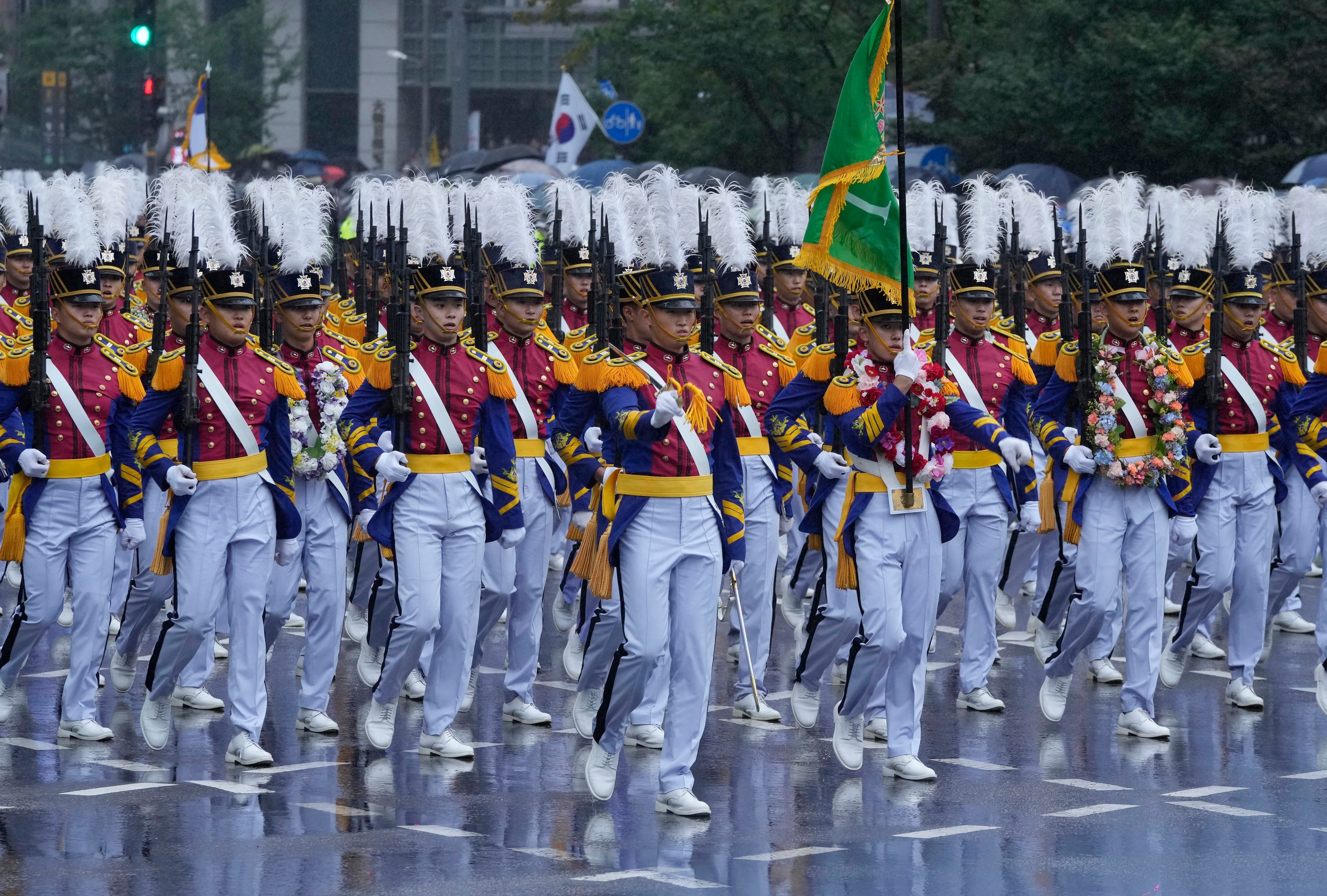 Los cadetes también tomaron parte en el desfile (AP Photo/Ahn Young-joon)