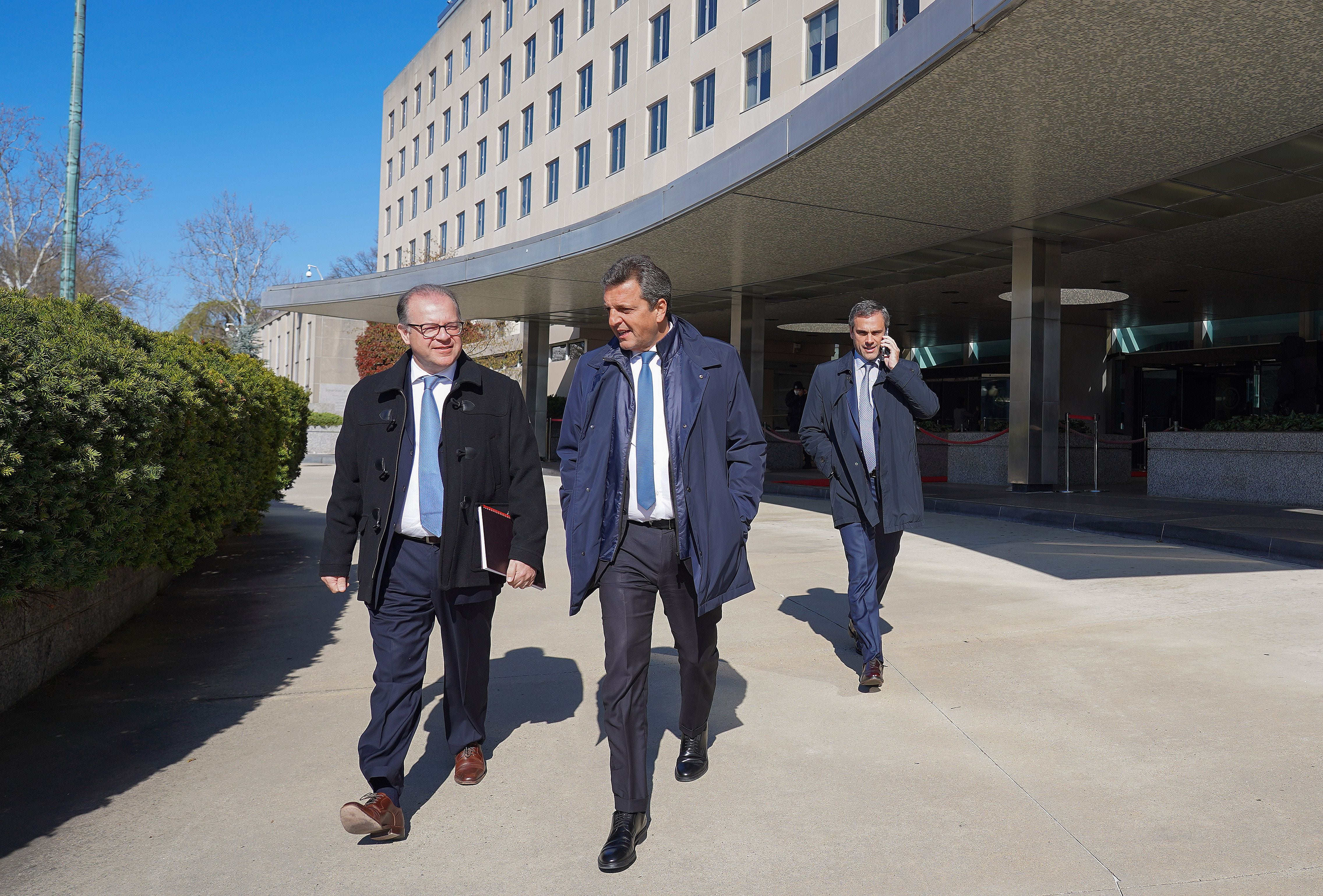 El ministro de Economía, Sergio Massa, junto a su jefe de asesores, Leonardo Madcur, y el titular de la aduana, Guillermo Michel, en un viaje anterior a EEUU