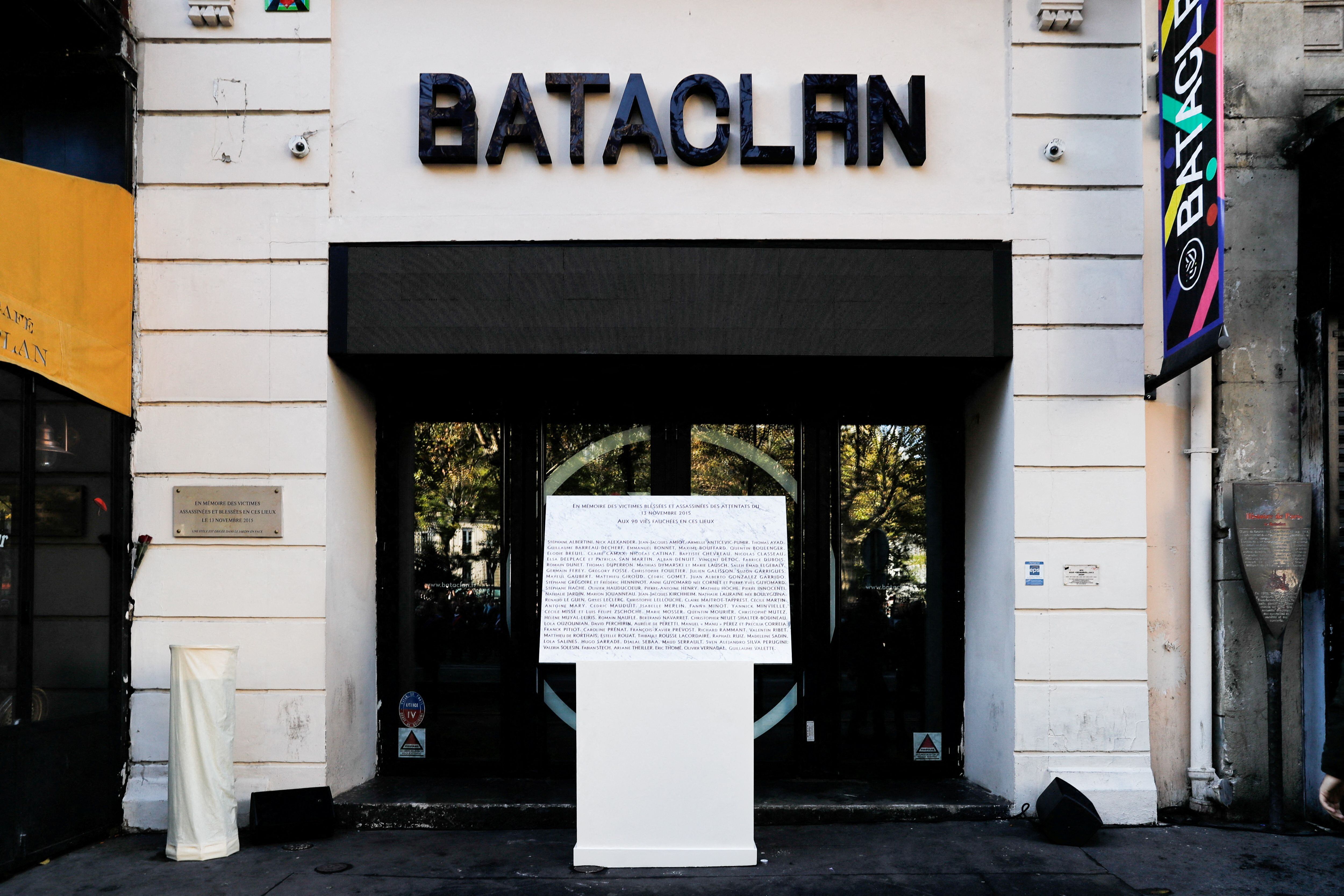 Tributo a las víctimas en la puerta del salón Bataclan, en París. (Teresa Suarez/Pool via REUTERS/File Photo)