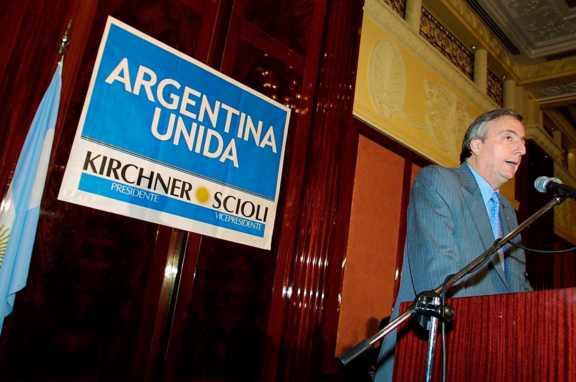Kirchner accedió a la presidencia en 2003, con el 22,25% de los votos, tras la renuncia de Menem al balotage (Photo by Quique Kierszenbaum/Getty Images)