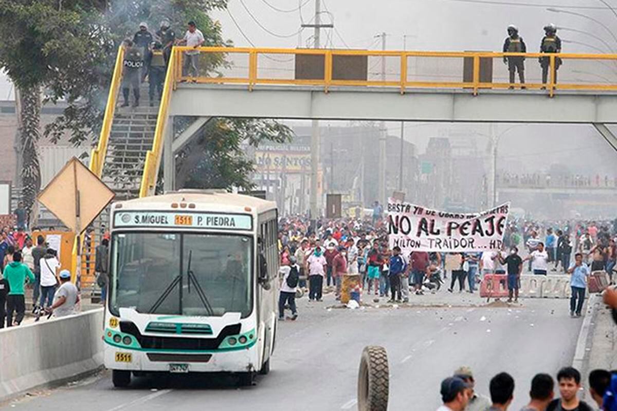 En el 2017, Rutas de Lima quiso imponer un nuevo peaje en Puente Piedra. La población protestó y la concesionaria retrocedió. (El Peruano)