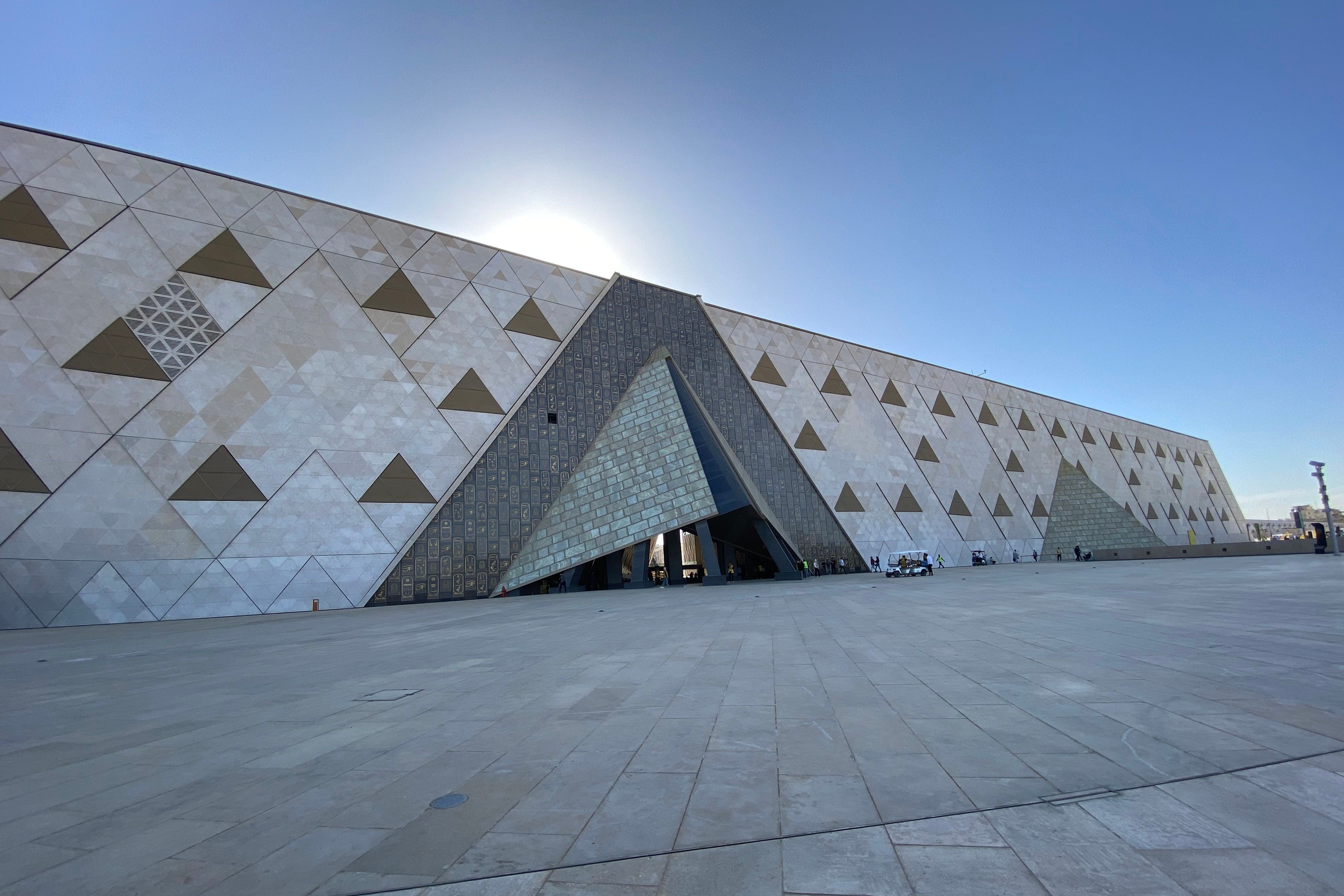 Vista exterior del Gran Museo Egipcio, promocionado como 