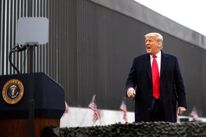 Donald Trump grita mientras visita el muro fronterizo entre Estados Unidos y México, en Alamo, Texas (Foto: Reuters)