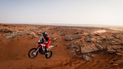 En el aire con su Honda CRF 450 Rally (Prensa Dakar).