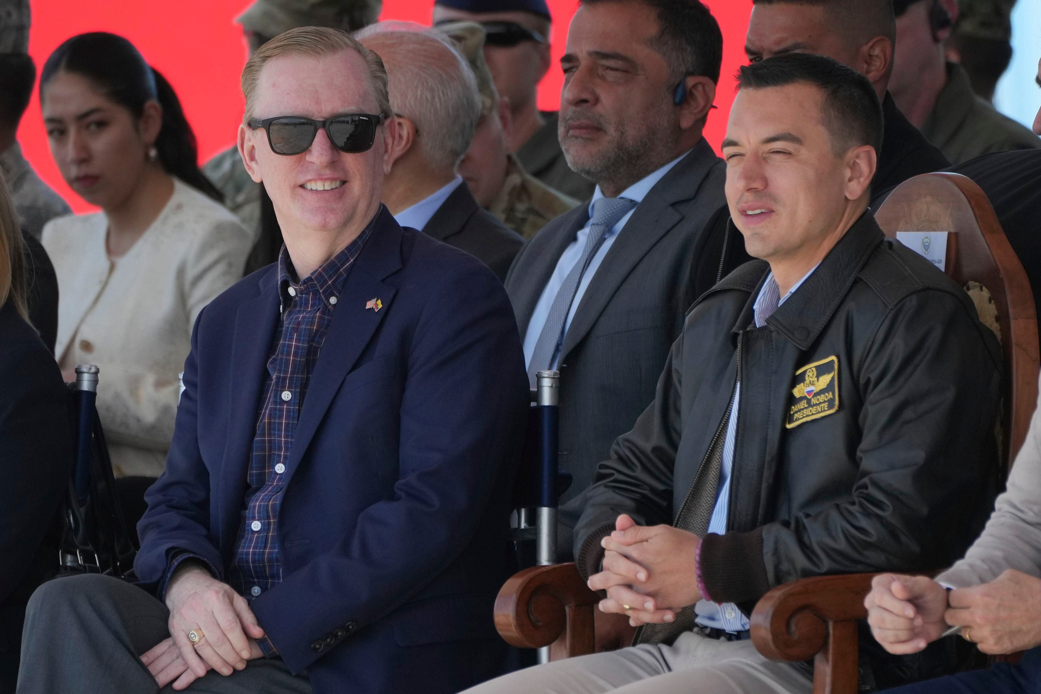 El presidente ecuatoriano, Daniel Noboa, a la derecha, y el embajador de Estados Unidos en Ecuador, Michael J. Fitzpatrick, en el acto de entrega de un avión Hércules para misiones militares (AP Foto/Dolores Ochoa)