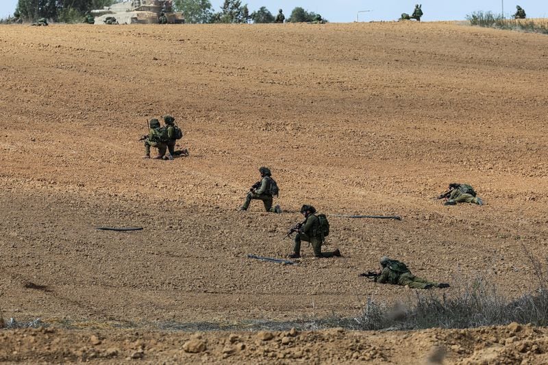 Foto del martes 10 de octubre de soldados de Israel tomando posiciones en el Kibbutz Kfar Aza, en el sur de Israel (Reuters)