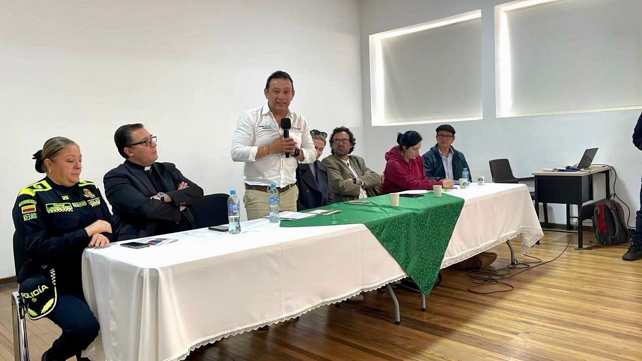 El gobernador de Nariño, John Alexander Rojas (centro), y demás autoridades locales estuvieron presentes en la instalación del Mecanismo de Monitoreo y Verificación del cese al fuego con el ELN - crédito Misión de la ONU en Colombia/X