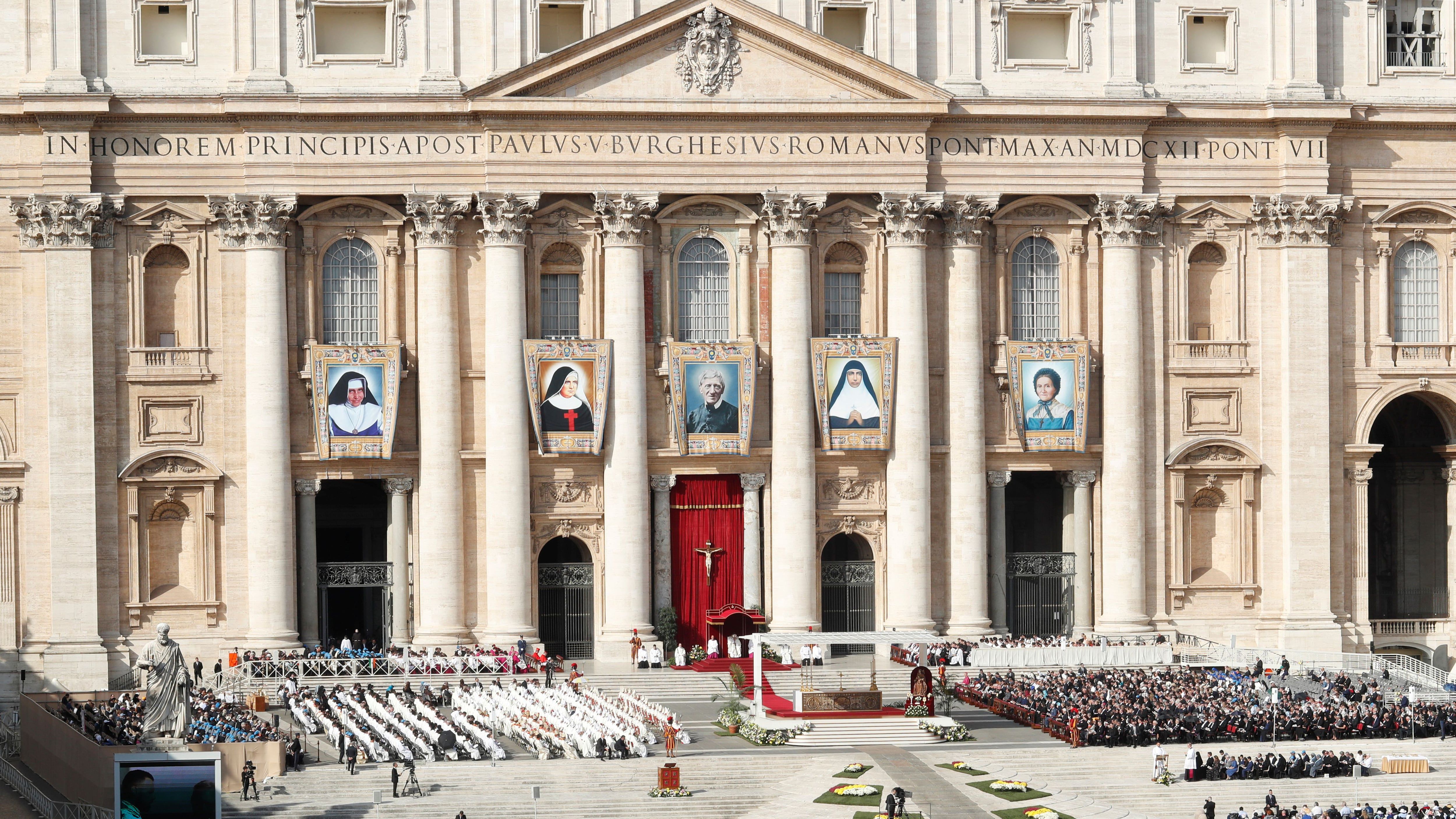 Vista general de una Misa por la canonización del cardenal británico del siglo XIX John Henry Newman, una laica suiza, una monja india, una monja italiana y una monja conocida como la "Madre Teresa de Brasil", en el Vaticano, 13 de octubre de 2019. (REUTERS/Remo Casilli)