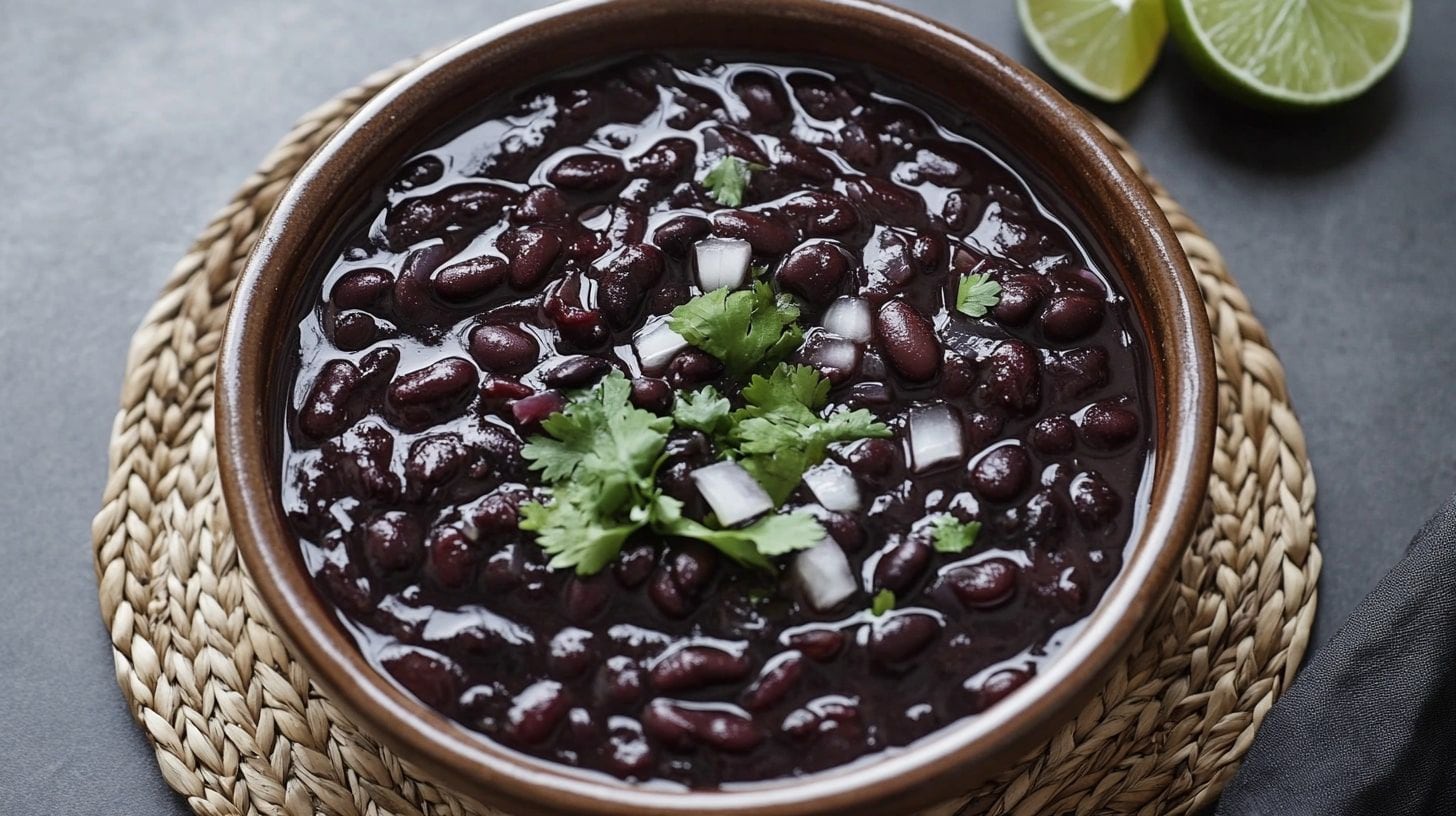 Frijoles negros frescos, listos para ser preparados en una variedad de recetas nutritivas y sabrosas. - (Imagen Ilustrativa Infobae)