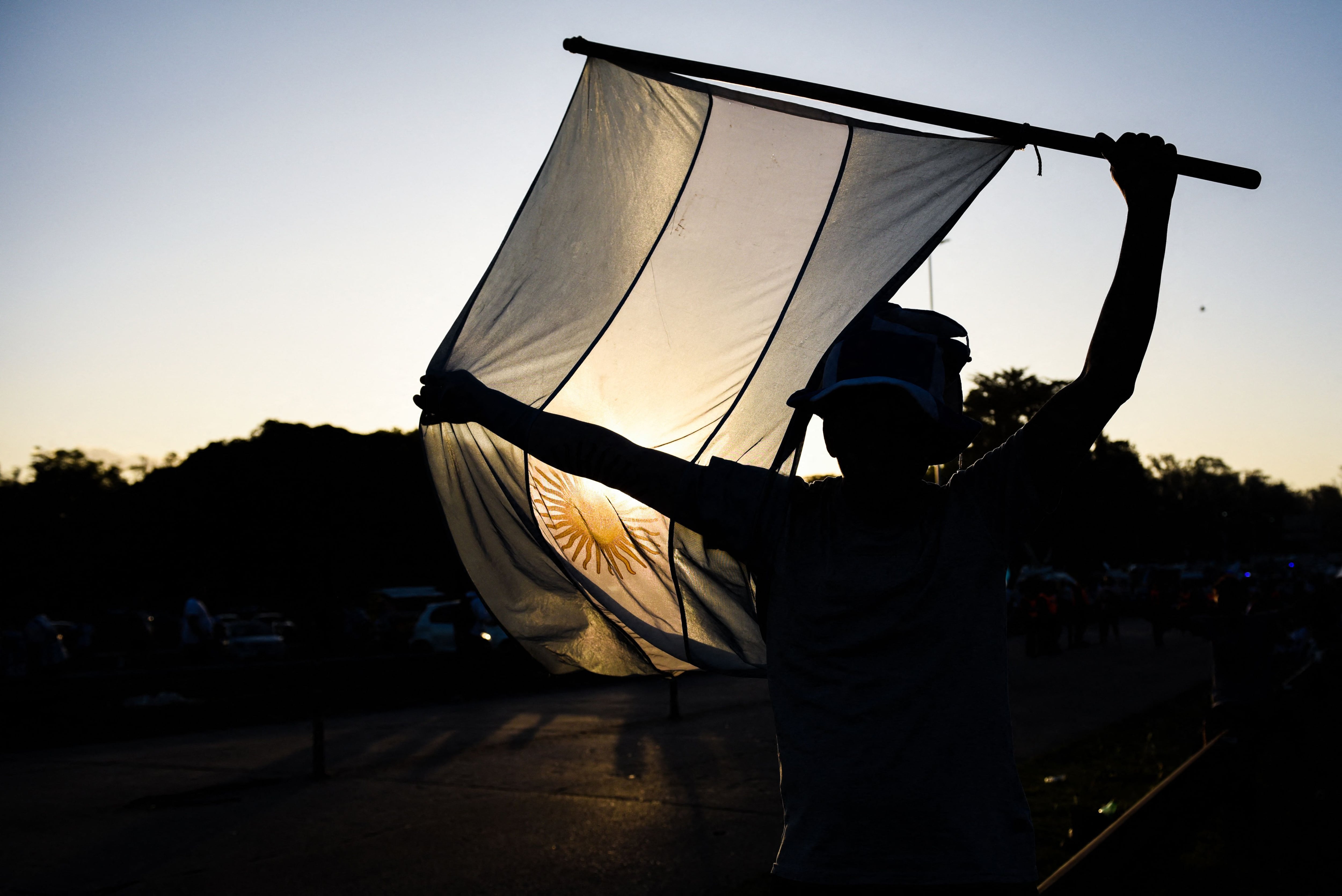 A medida que el sol caía y la tarde se transformaba en noche, más hinchas arribaban al predio de la AFA (REUTERS/Mariana Nedelcu)