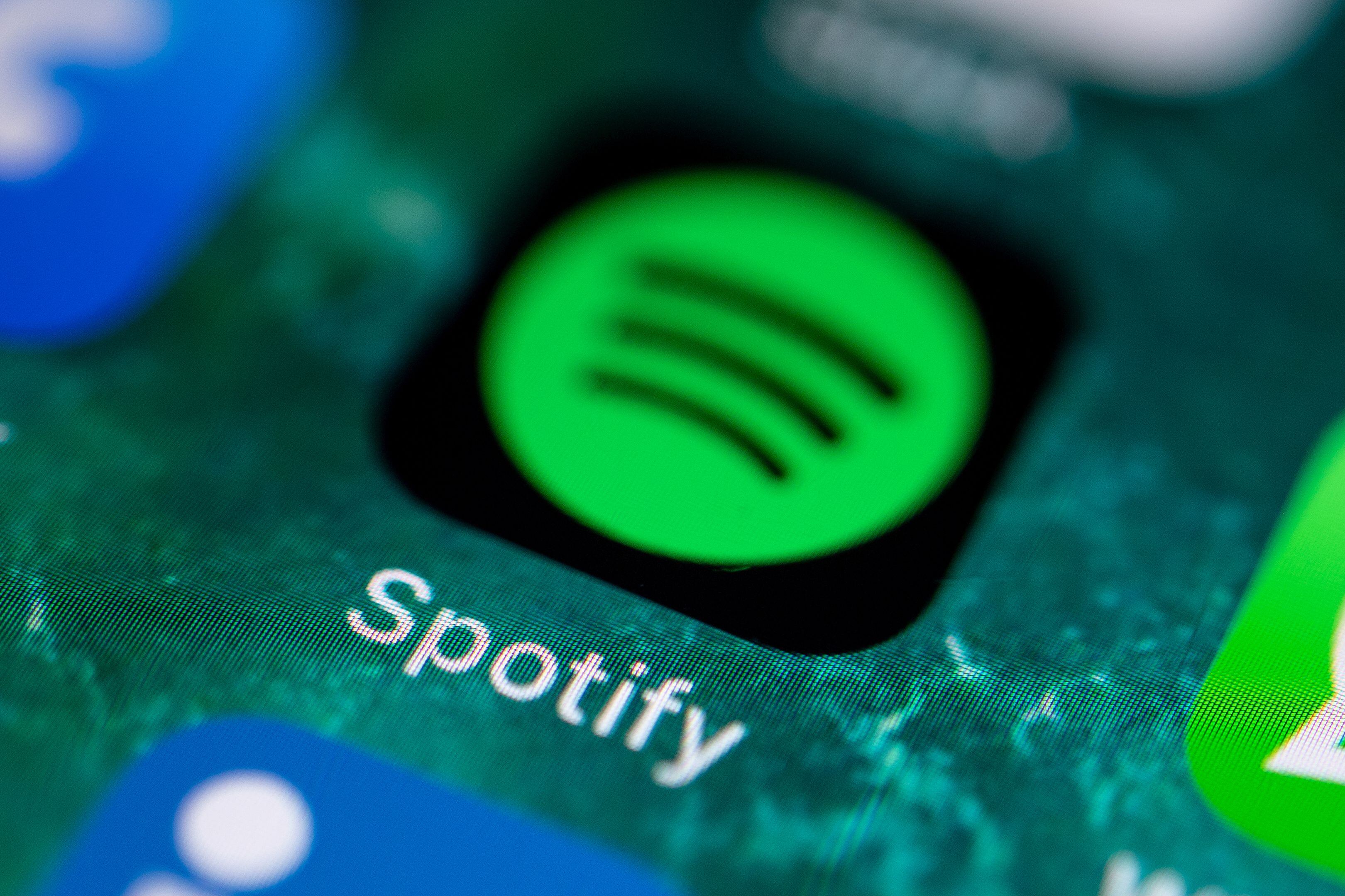 Spotify Connect se ha consolidado como una herramienta esencial para los amantes de la música, permitiéndoles controlar la reproducción de su contenido favorito en diferentes dispositivos a través de una conexión a la misma red wifi. (Fabian Sommer/dpa)
