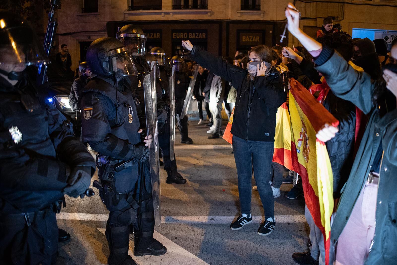 Manifestantes en Ferraz. (Alejandro Martínez Vélez - Europa Press)