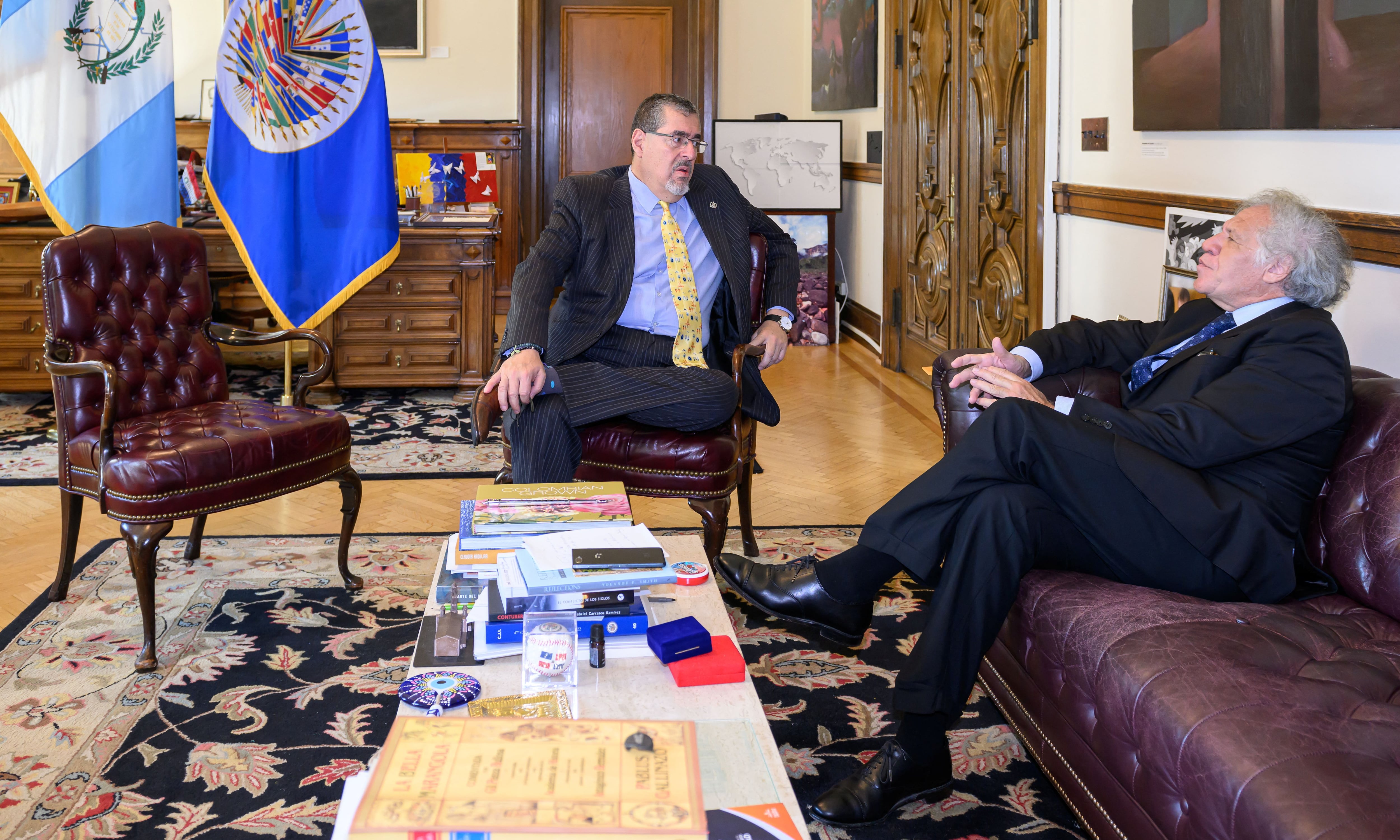 Bernardo Arévalo estuvo presente en la OEA a comienzos de octubre y se reunió con el secretario general de la organización, Luis Almagro (OEA)