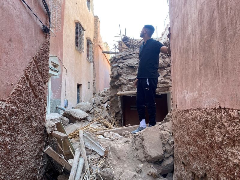 Un hombre observa los daños en la histórica ciudad de Marrakech, tras un fuerte terremoto en Marruecos. 9 de septiembre de 2023. REUTERS/Abdelhak Balhaki