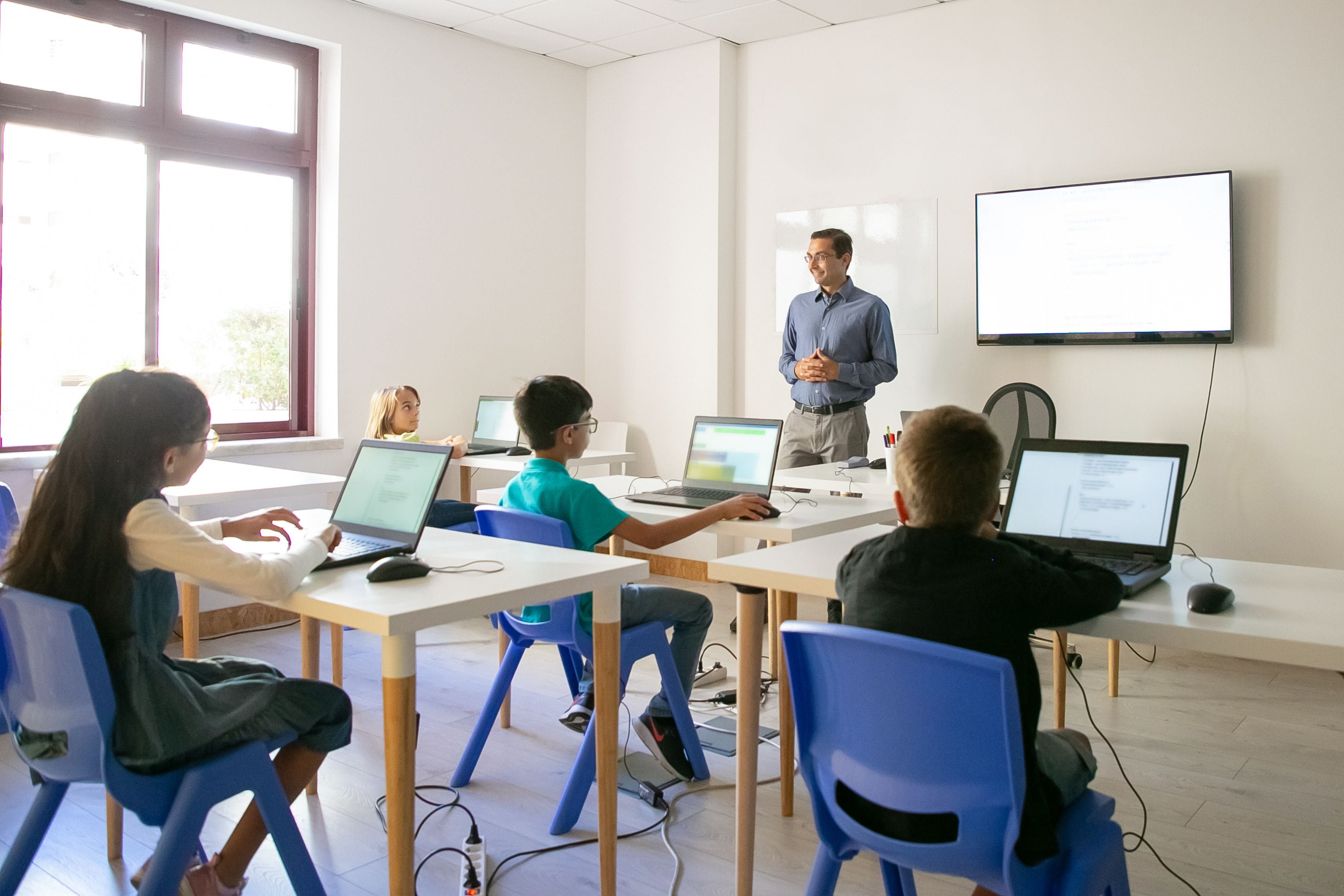 Profesor dando clase (Freepik)