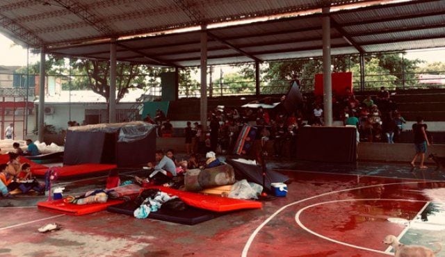 Cientos de venezolanos fueron albergados en un coliseo de Puerto Santander (Norte de Santander) después de que circulara un audio amenazante que los obligó a cruzar nuevamente la frontera. (Tomada de Twitter)