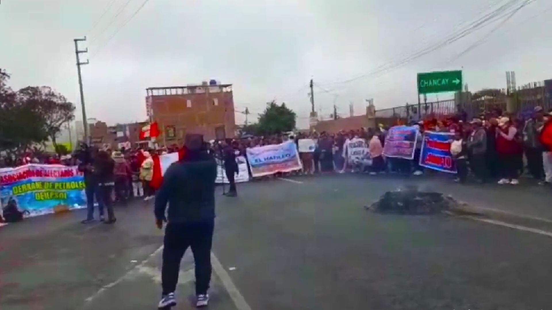 Pescadores artesanales bloquean la Panamericana Norte con pancartas y piedras. (Noticia de Huaral)