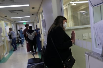 Elisete Navarro Curci visita a su marido a través de un cristal en la Unidad de Cuidados Intensivos (UCI) del Instituto Emilio Ribas en Sao Paulo, Brasil, el 17 de junio de 2020 (REUTERS/Amanda Perobelli)