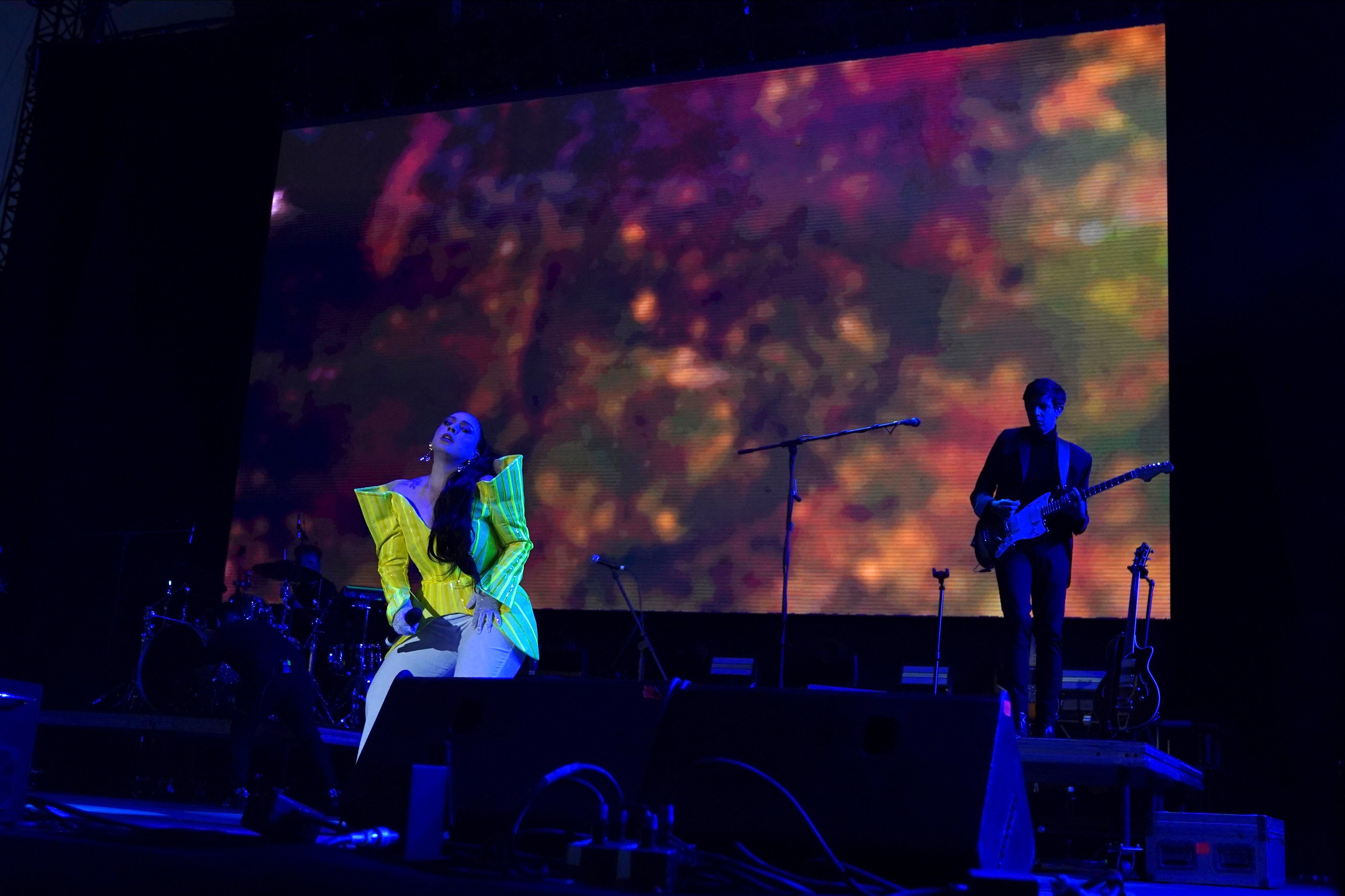 La cantautora mexicana Carla Morrison durante su presentación en el festival Vive Latino en la Ciudad de México el sábado 18 de marzo de 2023. (Foto AP/Fernando Llano)