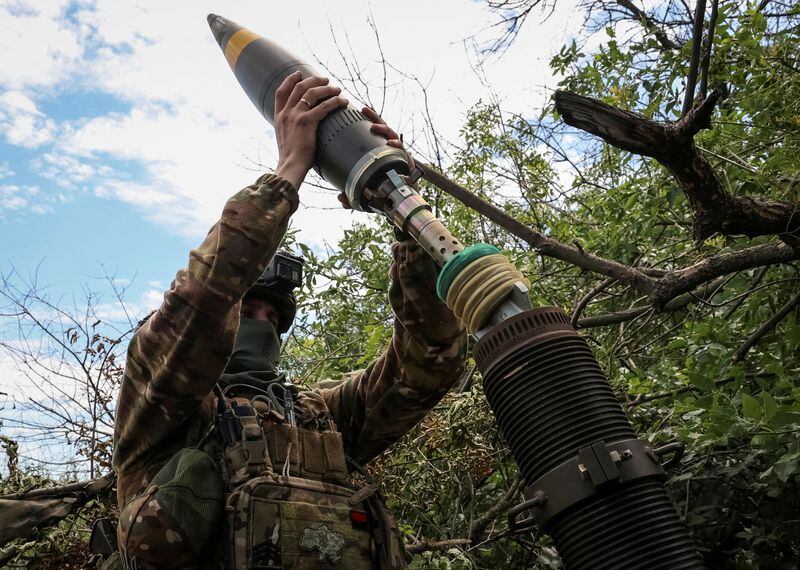 Un militar ucraniano, de la 10ª brigada separada de asalto a la montaña de las Fuerzas Armadas de Ucrania, se prepara para disparar un mortero  (REUTERS/Sofiia Gatilova)