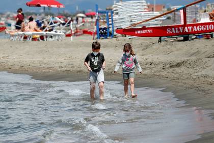 Dos niños caminan por la playa (REUTERS/Remo Casilli)