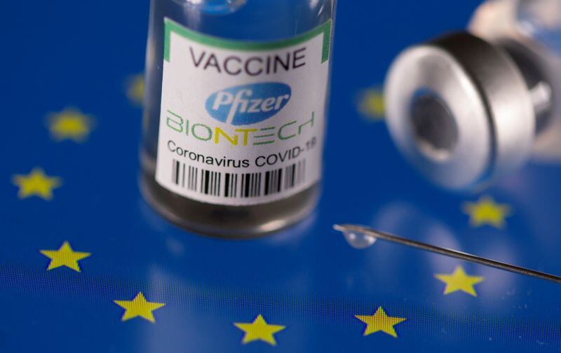 Ilustración de viales etiquetados "Vacuna contra la enfermedad del coronavirus (COVID-19) de Pfizer BioNtech" sobre una bandera de la UE, 24 de marzo de 2021. REUTERS/Dado Ruvic