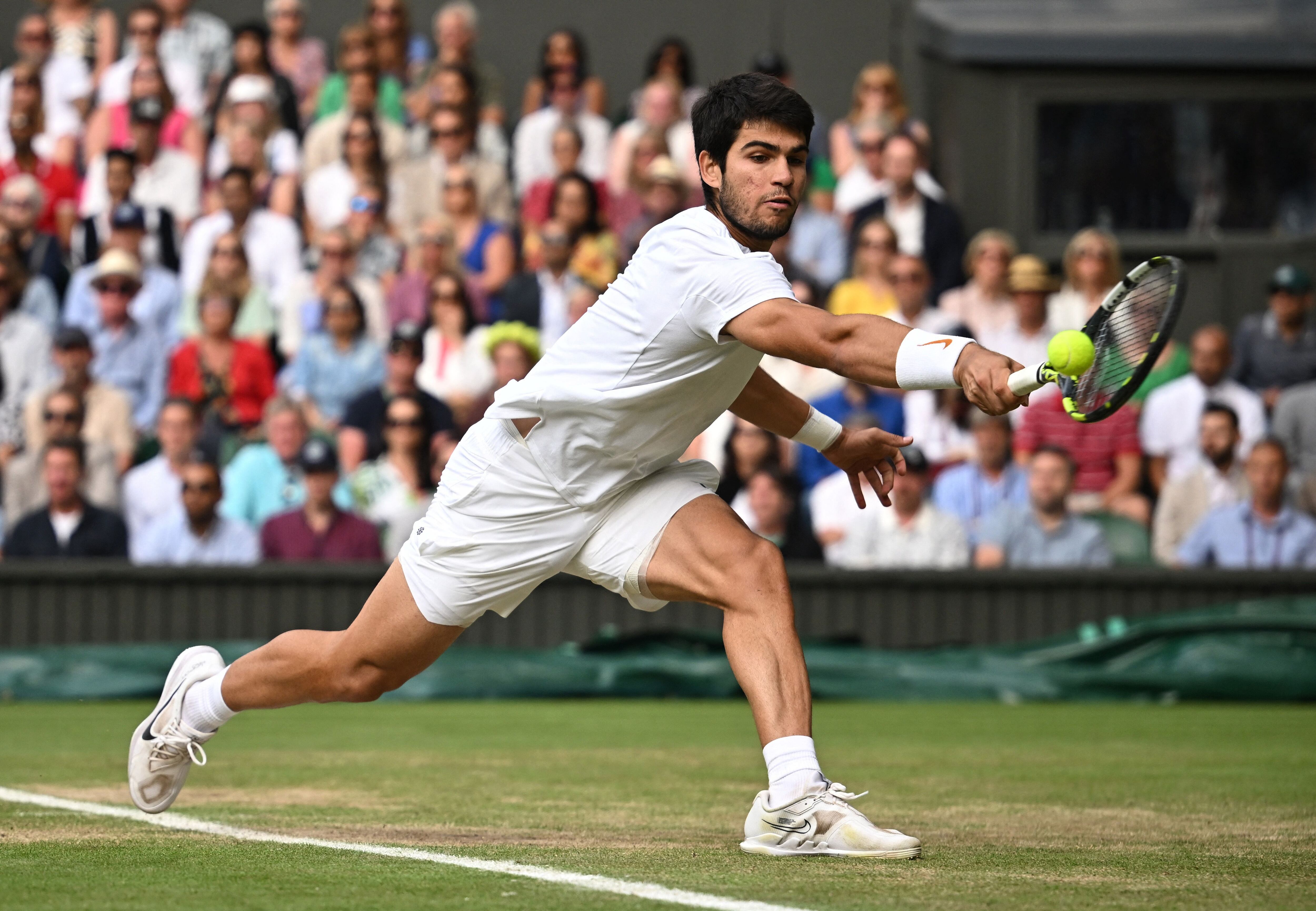 Alcaraz en acción en la final de Wimbledon contra Djokovic (REUTERS/Dylan Martinez)