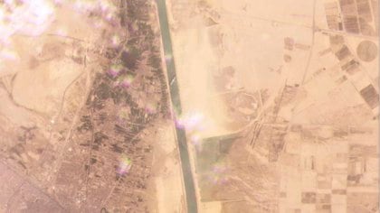 Esta imagen satelital muestra el carguero MV Ever Given atrapado en el Canal de Suez cerca de Suez, Egipto (Planet Labs Inc. a través de AP)