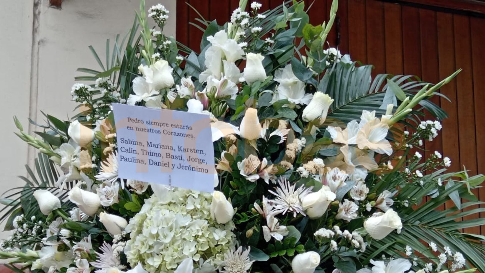 Primeros arreglos florales al Velorio de Pedro Suárez Vértiz en el velatorio de la iglesia Vírgen de Fátima de Miraflores | Infobae / Paula Elizalde