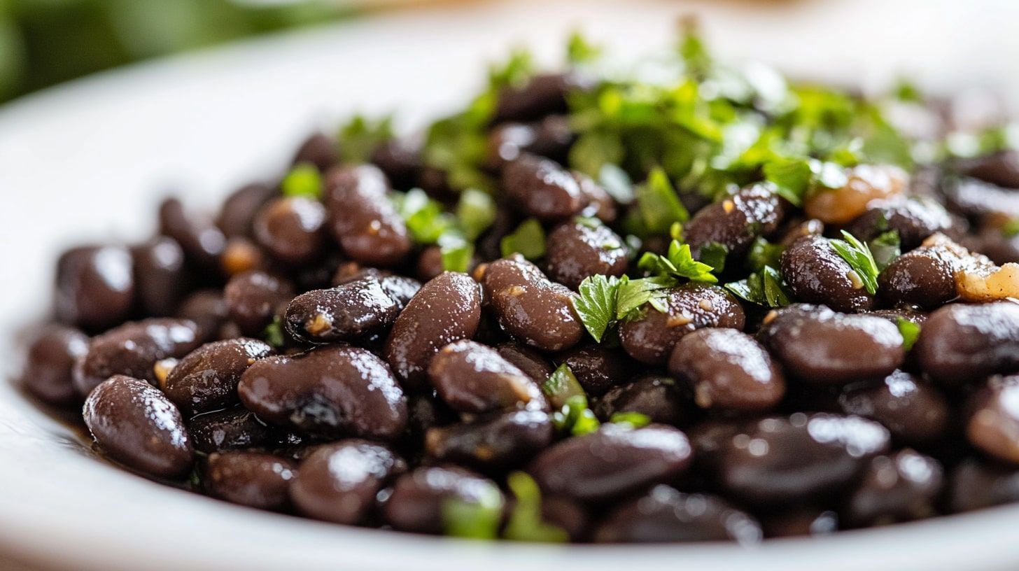 Frijoles negros frescos, listos para ser preparados en una variedad de recetas nutritivas y sabrosas. - (Imagen Ilustrativa Infobae)