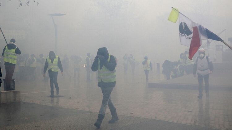 El humo cubrió algunas calles de la ciudad (AP Photo/Kamil Zihnioglu)
