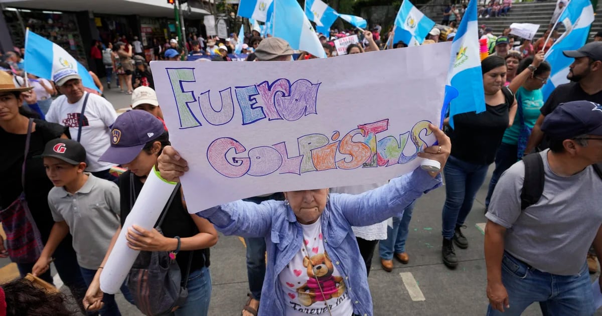 Tensions continue in Guatemala: Thousands call for attorney general to resign for meddling in election process