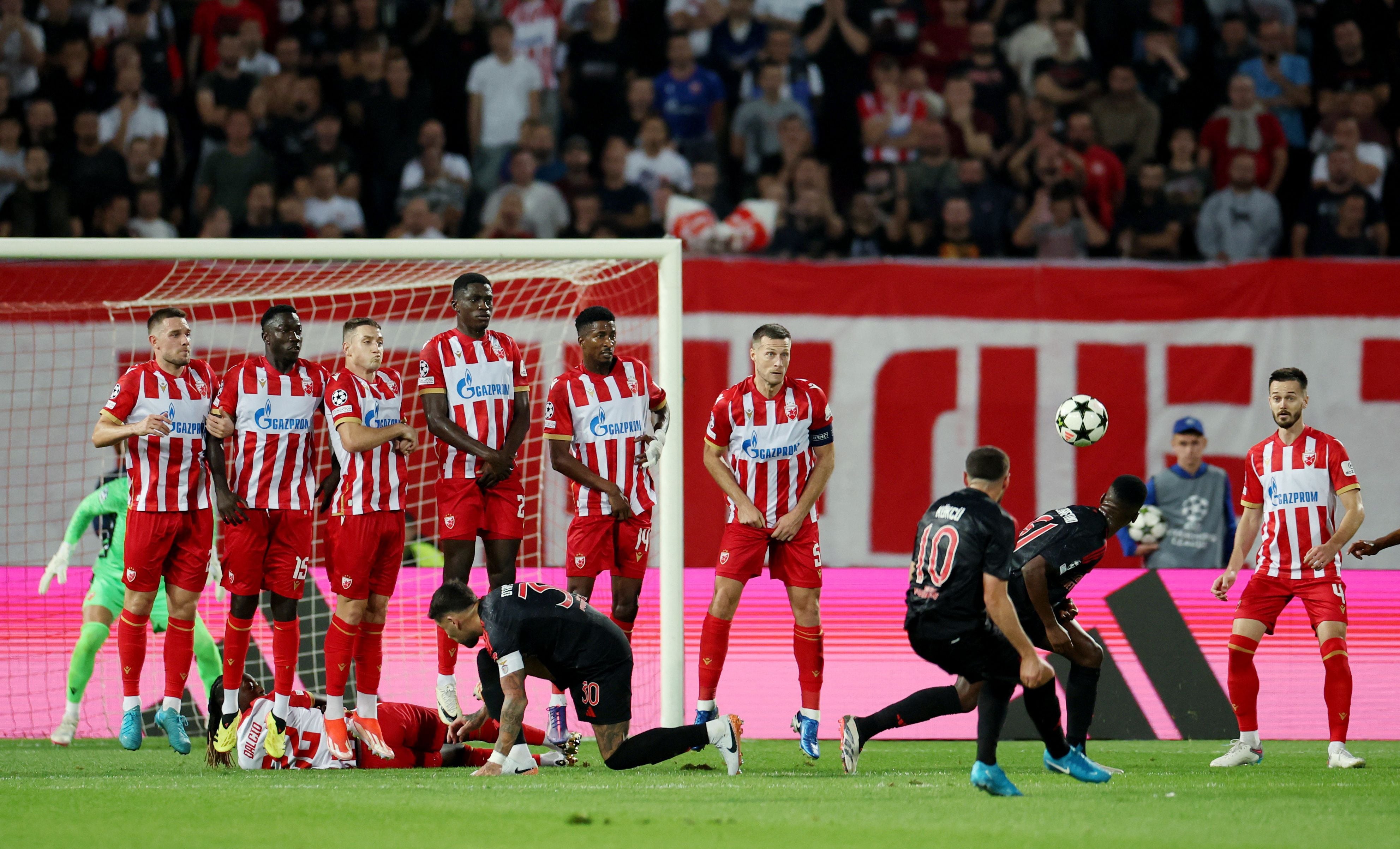 Orkun Kokcu celebra el segundo gol del Benfica en Belgrado. Foto: REUTERS/Marko Djurica