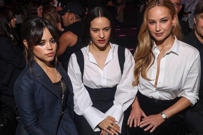 Rosalía, en el medio, junto a las actrices Jenna Ortega (a la izquierda) y Jennifer Lawrence (a la derecha)