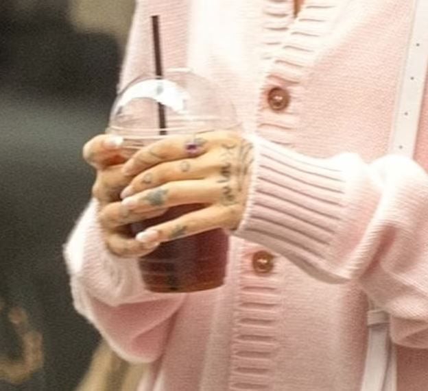 Ariana Grande salió de paseo con una amiga y evidenció que ya no lleva su anillo de casada. (Foto: Daily Mail UK)