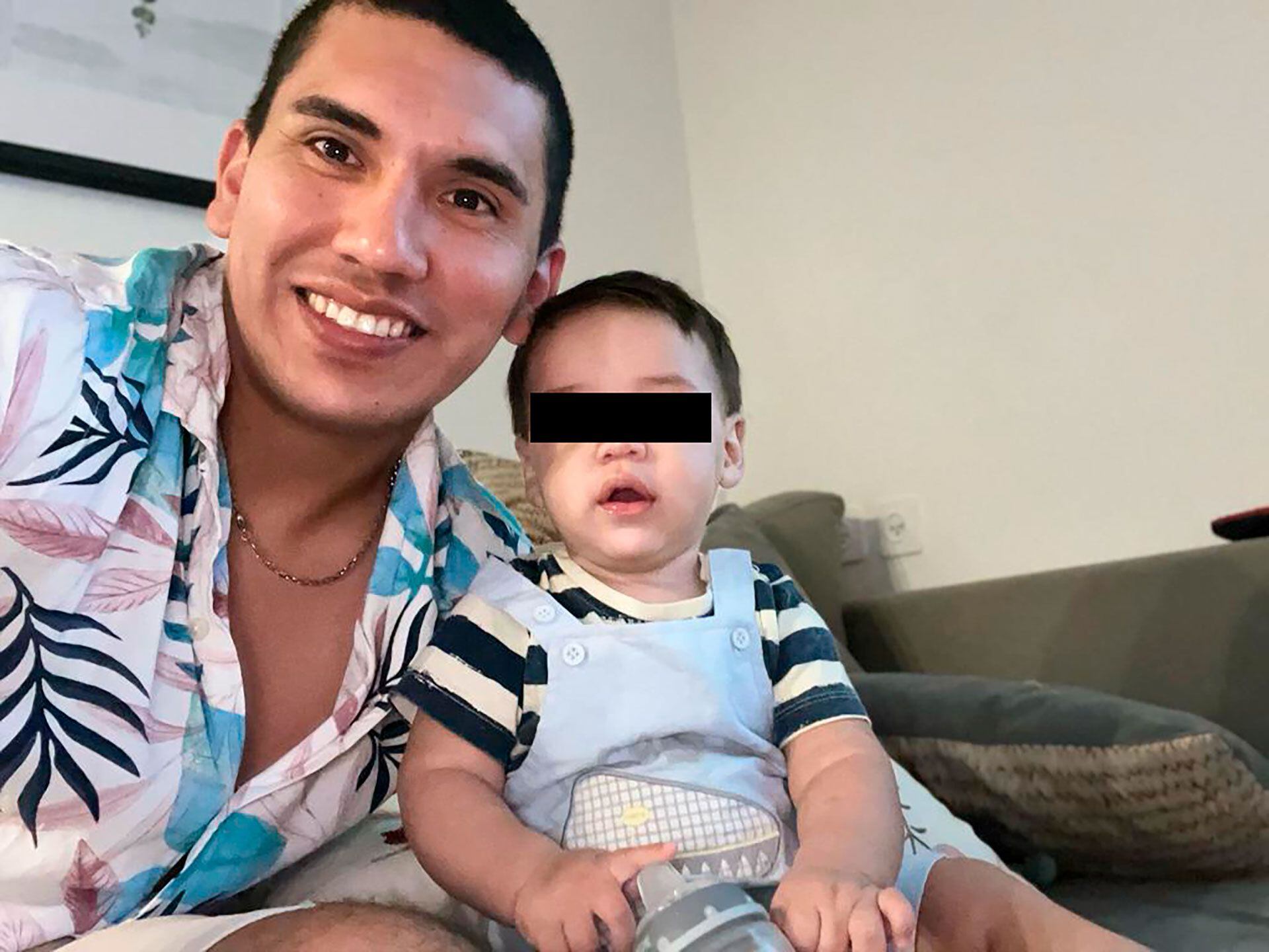 El argentino Fernando Sánchez y su hijo Siván, de 11 meses