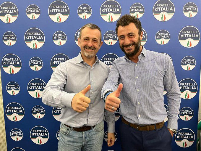 el subsecretario del Ministerio de Justicia Andrea Delmastro y el diputado Emanuele Pozzolo, ambos del partido de Meloni