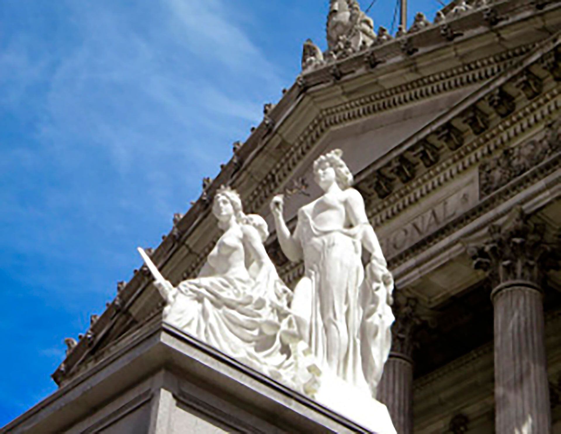 Estas esculturas fueron encargadas a Lola Mora para ornamentar el Congreso Nacional. Estuvieron al frente del Palacio desde 1907, poco después de su inauguración, y permanecieron apenas seis años, hasta 1913. Se reinstalaron en 2013, por el 30° aniversario de la vuelta a la democracia. Son calcos de las originales, que se encuentran en la provincia de Jujuy (Patrimonio Legislativo)