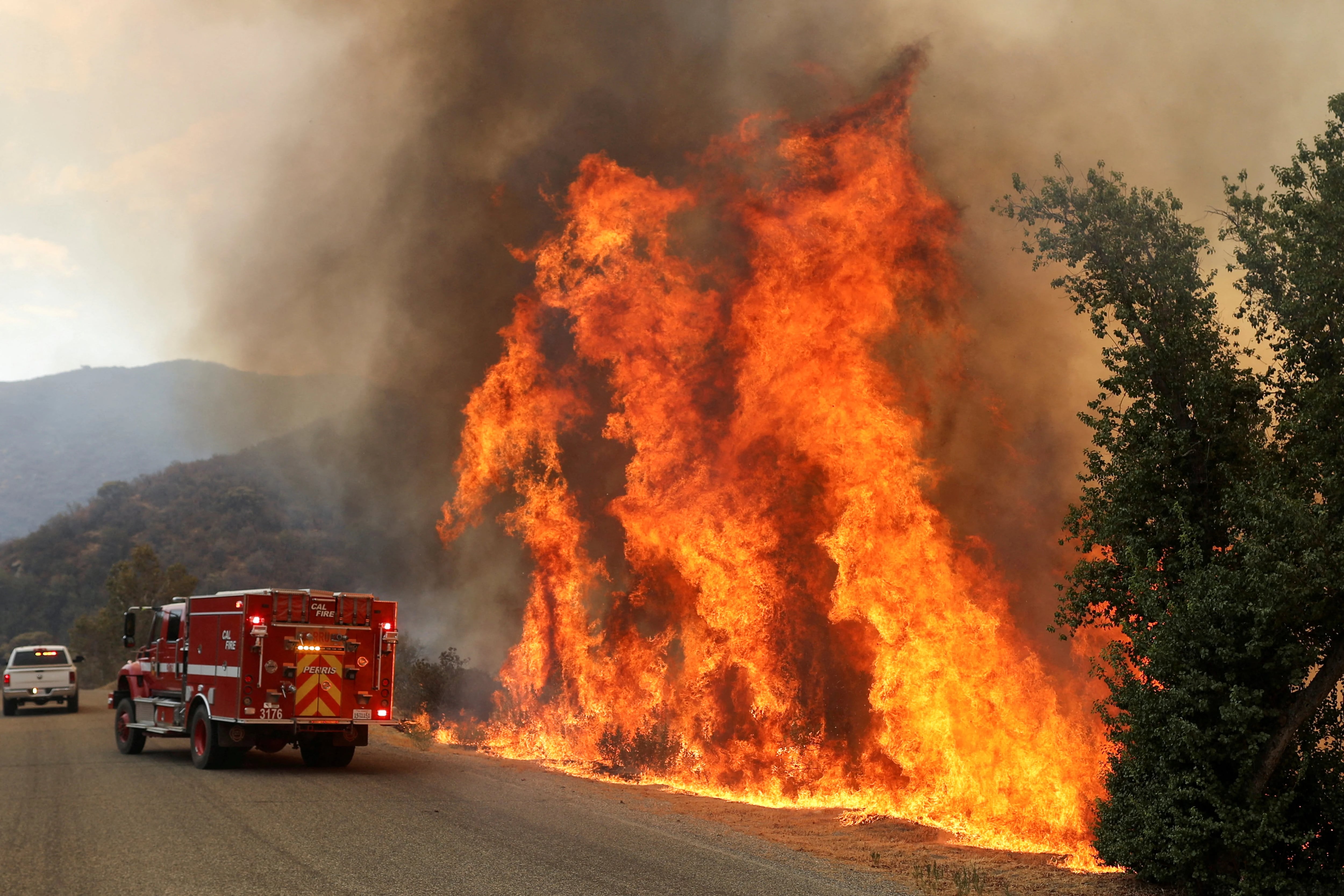 Un gran incendio cerca de Hemet, California, también tardó semanas en controlarse en 2022 (REUTERS/David Swanson/File Photo)