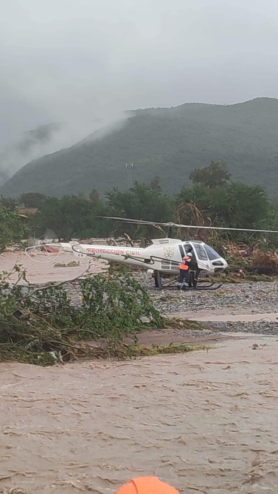 Las personas quedaron atrapadas en sus viviendas. Foto: FB: Secretaría de Gestión Integral de Riesgos y Protección Civil Guerrero