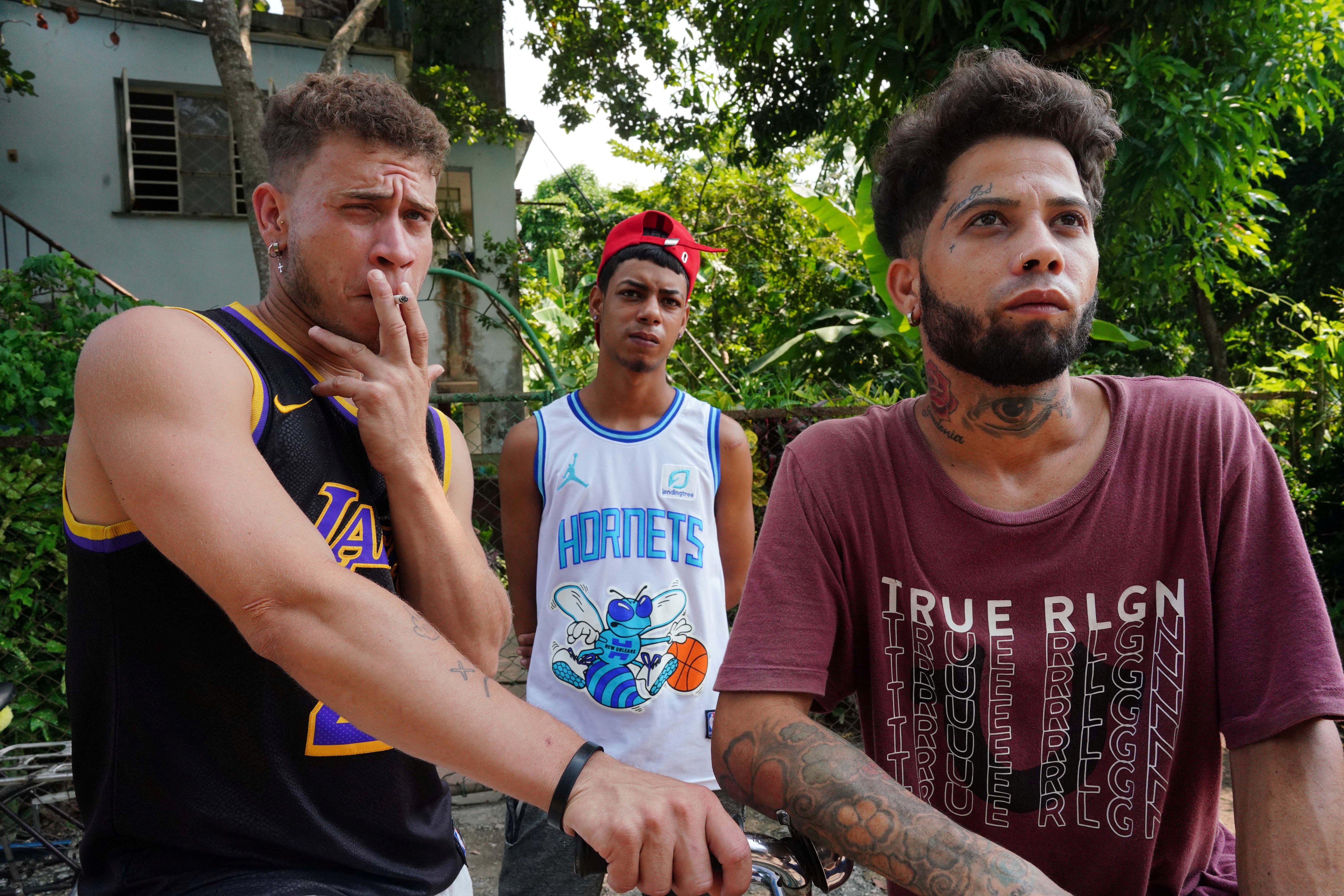 Yoan Viondi y su amigo Cristian Hernandez en Villa Maria. "Todos decían: ‘Si elijo esto, no me muero de hambre en Cuba”, dijo.(REUTERS/Alexandre Meneghini)