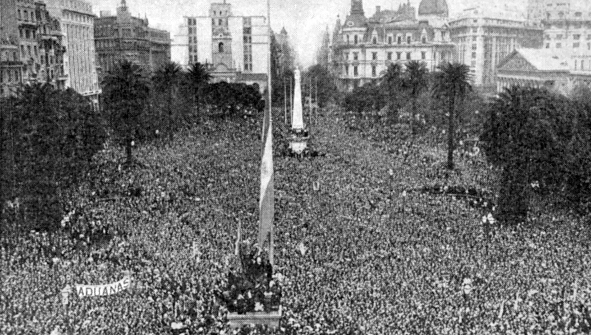 El 17 de octubre de 1945 Perón salió al balcón a hablarle a una multitud que se instaló en Plaza de Mayo desde temprano