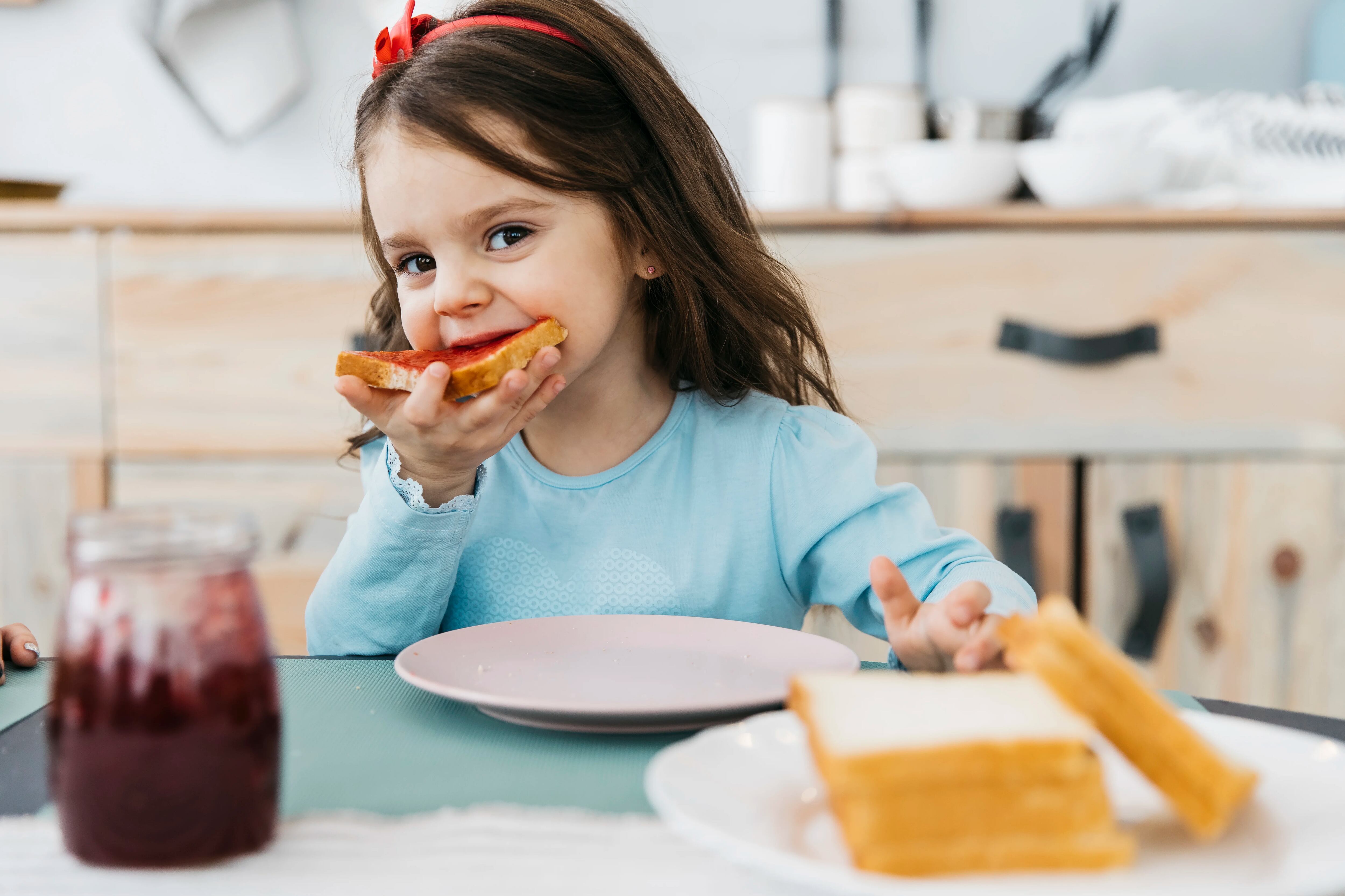 Let s have breakfast. Ребенок ест варенье. Девочка ест варенье. Каким бывает 2 завтрак у детей. Children have Breakfast.