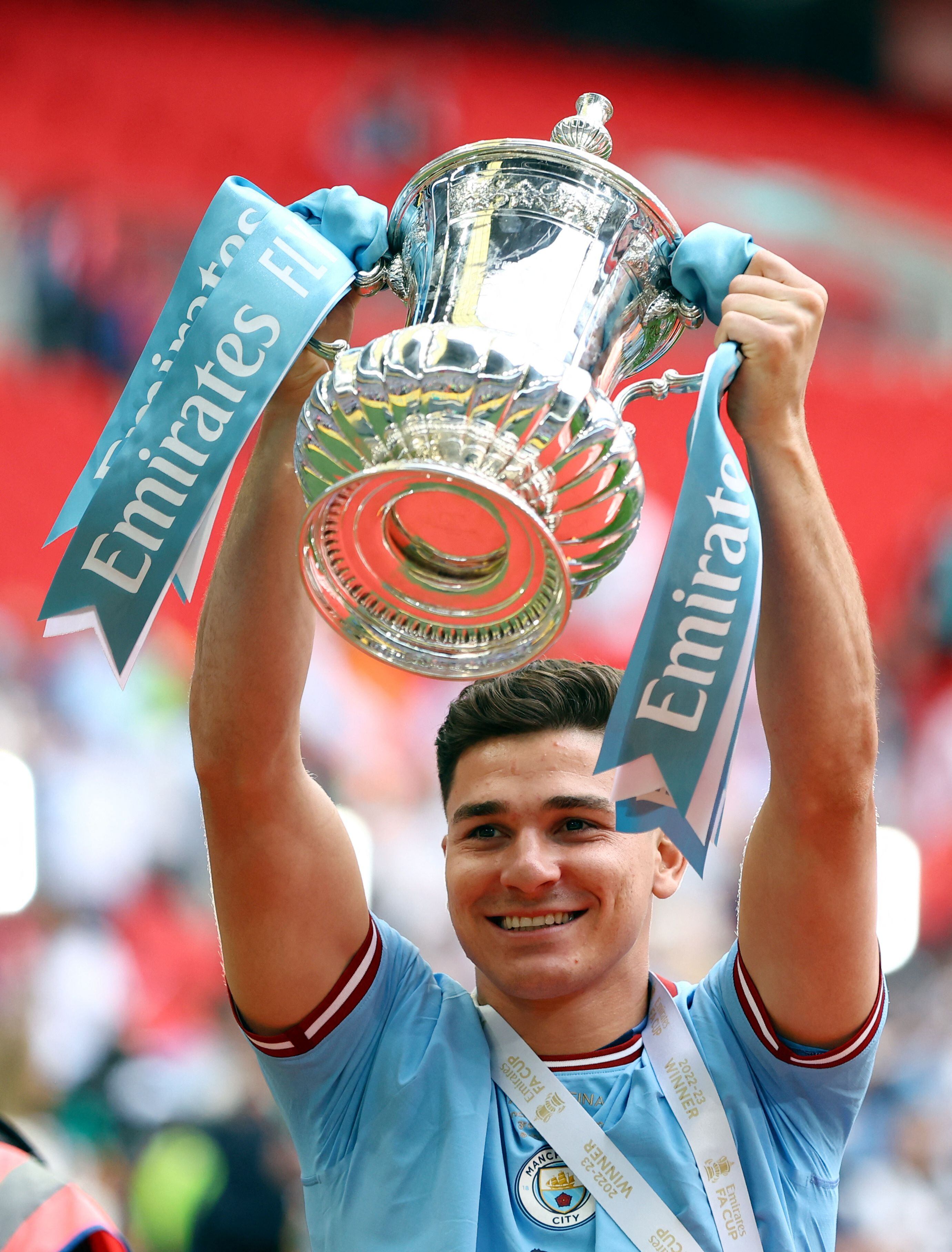 El argentino con la FA Cup en sus manos (Foto: Reuters/Paul Childs)